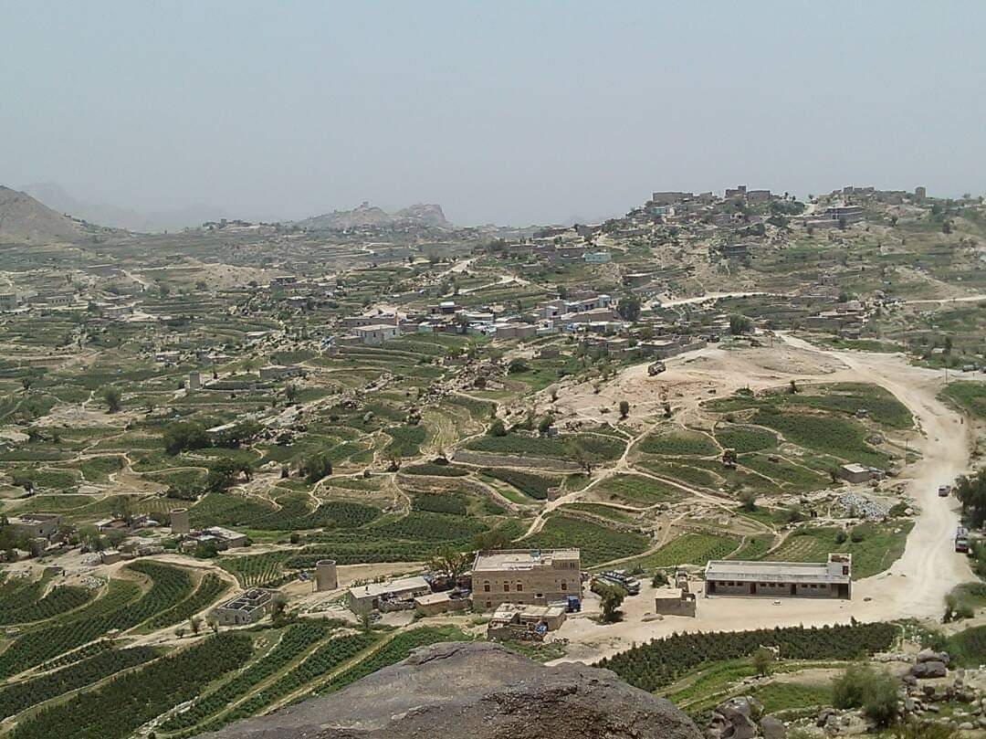 الحوثيون يفجرون 13 منزلا في إحدى القرى العبيسة بحجور