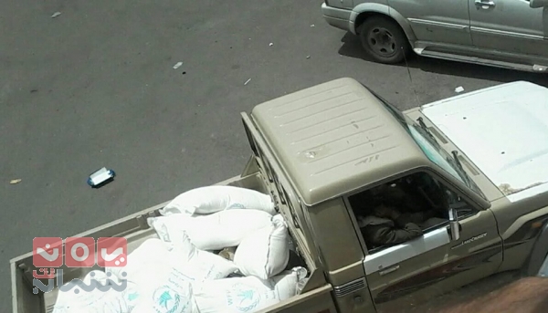 مليشيا الحوثي تواصل نهب مساعدات المواطنين وبيعها للتجار