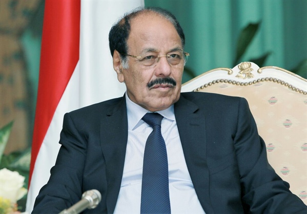 نائب الرئيس يعزي أسر ضحايا الاعتداءات الإرهابية في عدن 