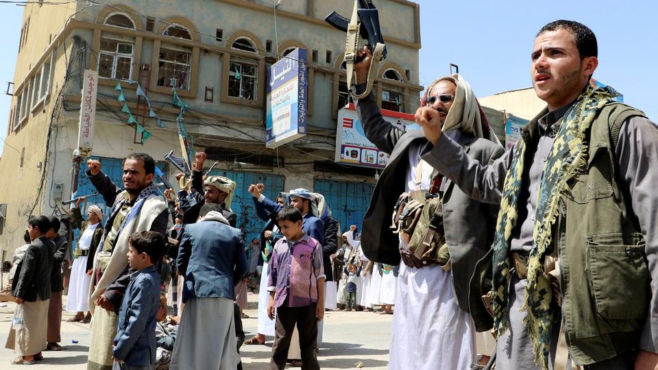 الحوثي يفصل 500 معلم ومعلمة في إب ويستبدلهم بموالين له