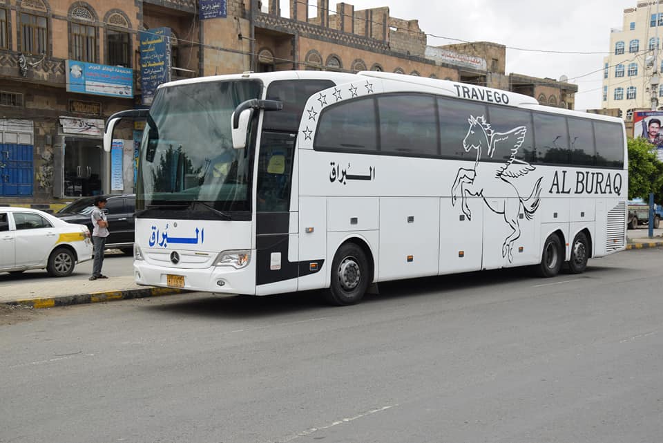 صورة صادمة لركاب يمنيون على متن حافلة نقل جماعي .. شاهد