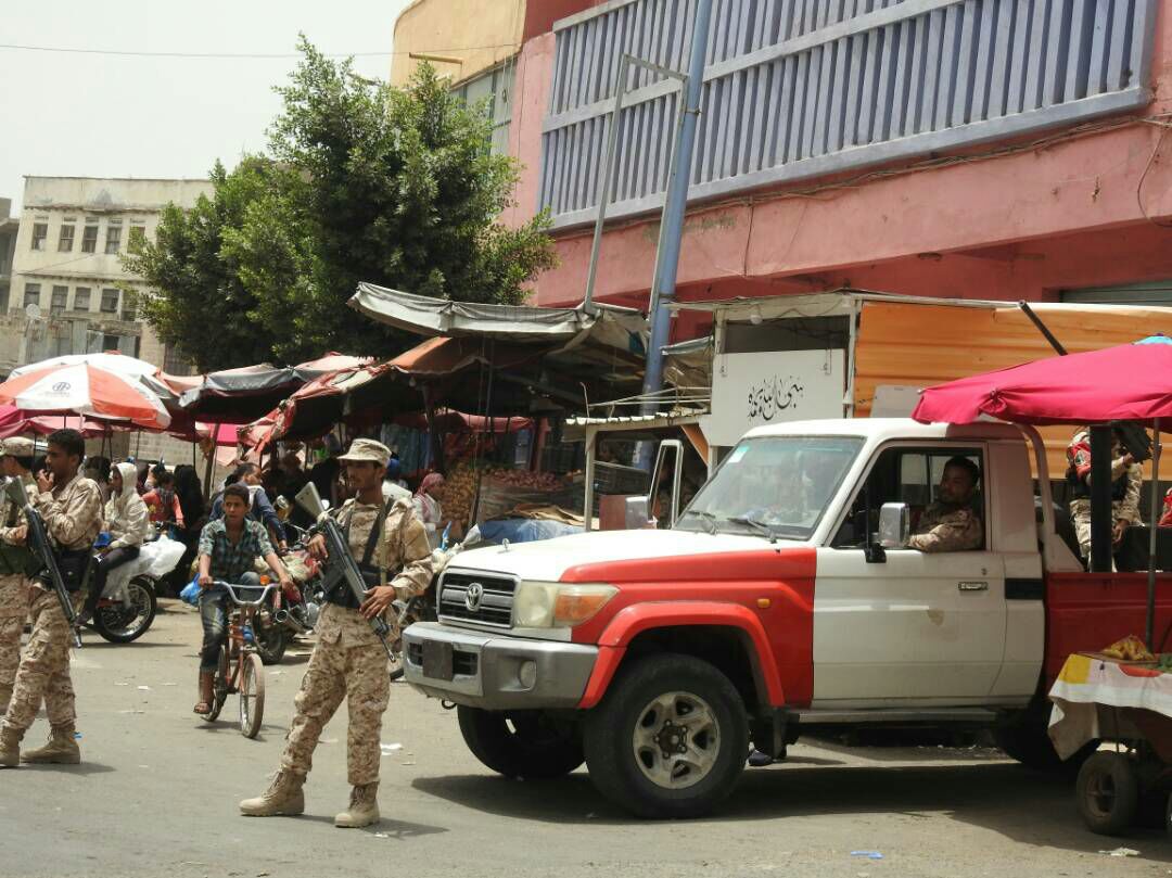 مقتل جنديين ومسلح في هجوم مسلحين على مقر الشرطة العسكرية في تعز 