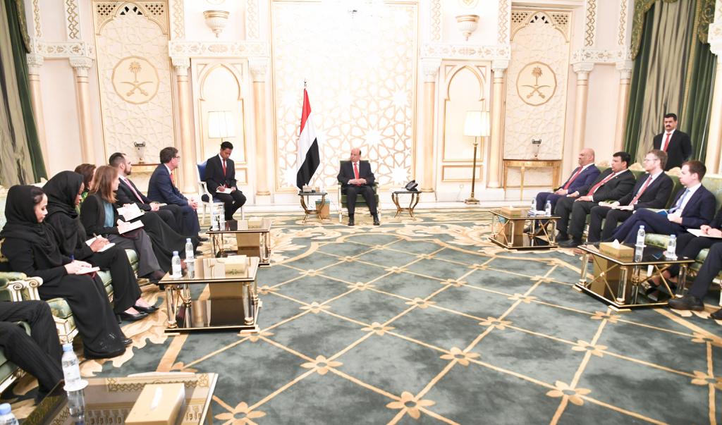 الرئيس هادي يطلع فريق لجنة العقوبات الخاصة باليمن على مستجدات الأوضاع وتداعيات انقلاب الحوثيين