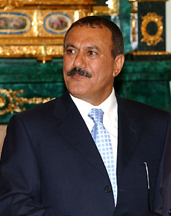 نجل شقيق "صالح" يهاجم قبائل "طوق صنعاء" ويتهمهم بالخيانة