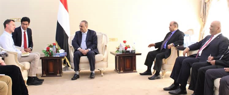 الارياني يثمن زيارة هانت لعدن ويدعوه للعب دور في وقف تجنيد الحوثيين الاطفال