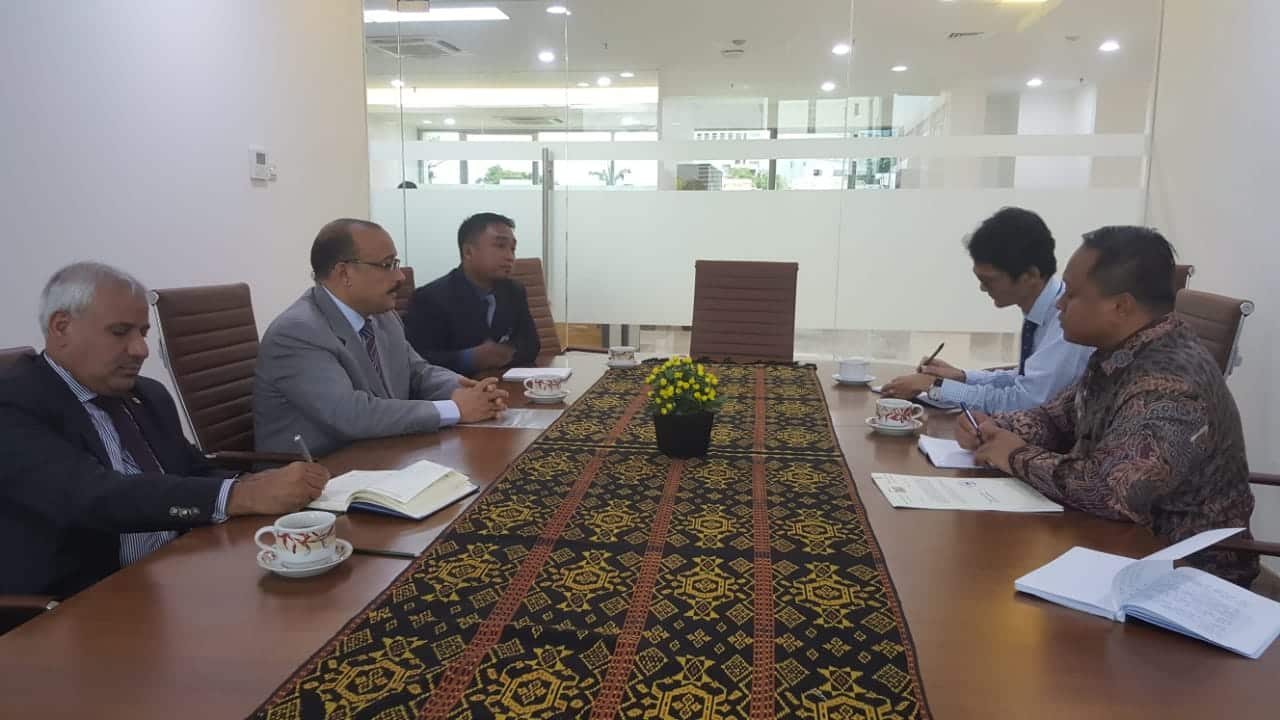 السفير الشميري يبحث مع مسؤول أندونيسي الأوضاع في اليمن وإنشاء مدرسة لليمنيين في جاكرتا