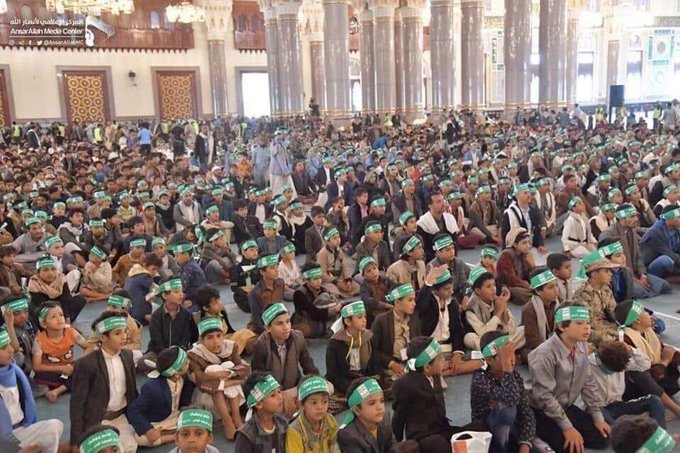 الحوثيون يحتفلون بتخريج ربع مليون طفل وشاب من المراكز الصيفية بعد تلقيهم فعاليات طائفية (صور)