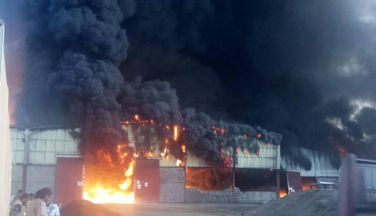 الحوثيون يحرقون مخازن لبرنامج الغذاء العالمي في الحديدة بعد أيام من اتهامهم بسرقة المساعدات