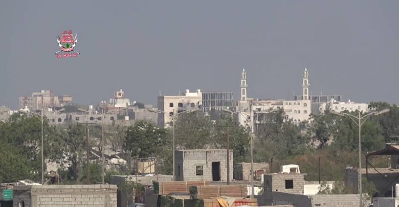 الحوثيون يقصفون مسجدا في الحديدة بصاروخ كاتيوشا