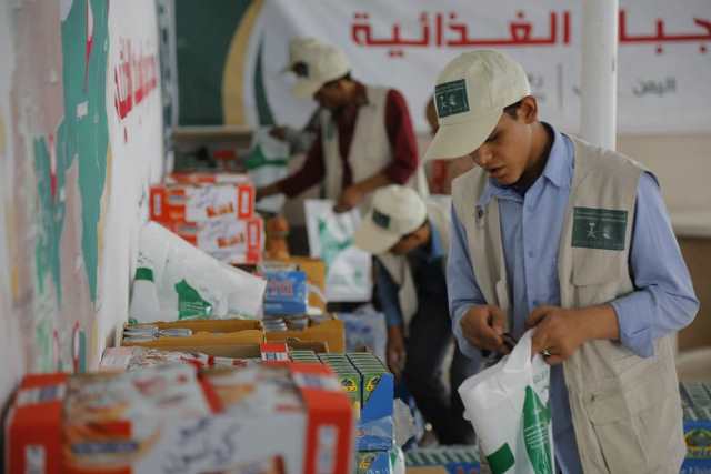 تستمر طوال شهر رمضان.. : مركز الملك سلمان يدشن مشروع توزيع الوجبات الغذائية في سبع  محافظات يمنية