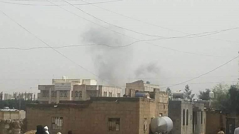 طيران التحالف يعاود قصف معسكر السواد جنوب صنعاء