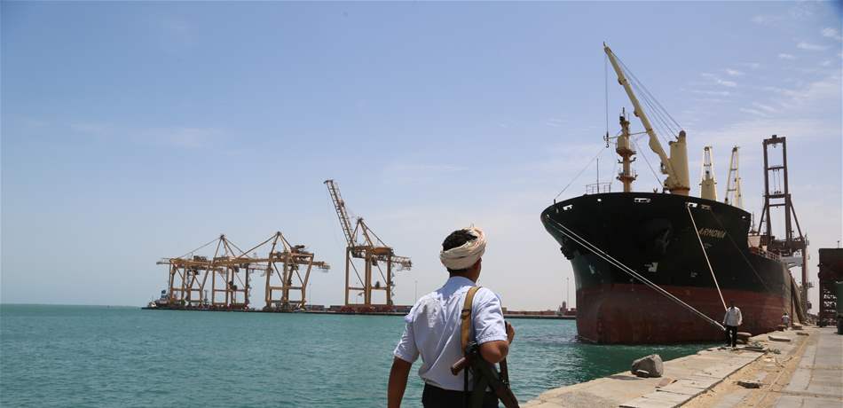 الحوثيون يعترفون بوصول سفينتين تحملان قرابة 32 ألف طن من الديزل والبنزين إلى الحديدة
