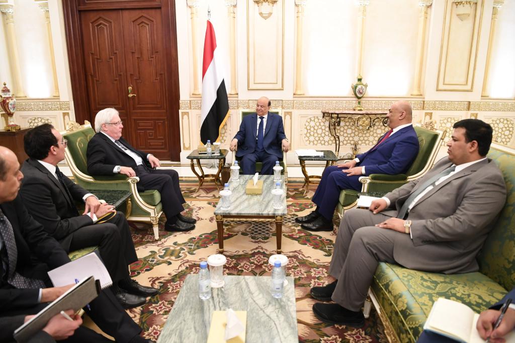 الرئيس هادي يستعرض مع مارتن غريفيث تنازلات الحكومة وتعنت الحوثيين