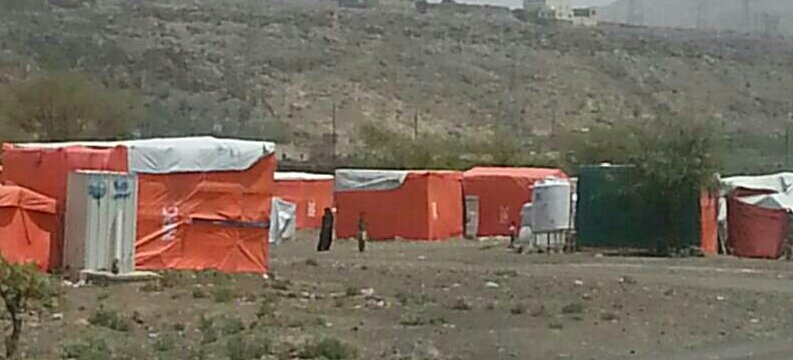 قيادي حوثي يمارس البلطجة في مخيم للنازحين بمديرية همدان