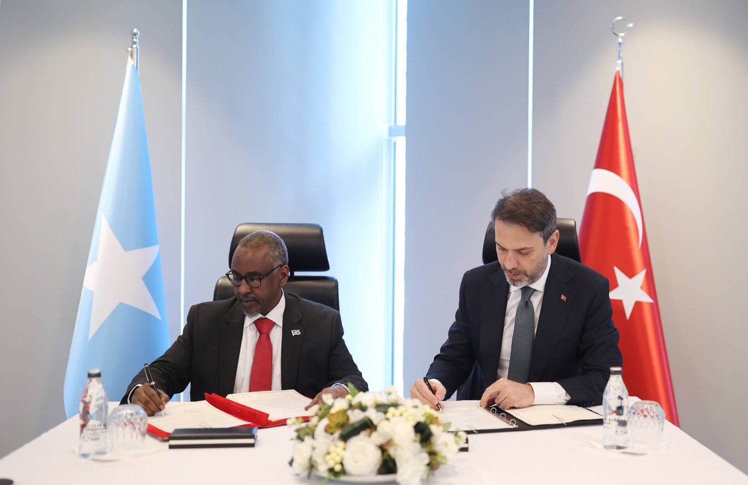 وزير الطاقة التركي ووزير النفط الصومالي أثناء توقيع مذكرة التفاهم في أنقرة