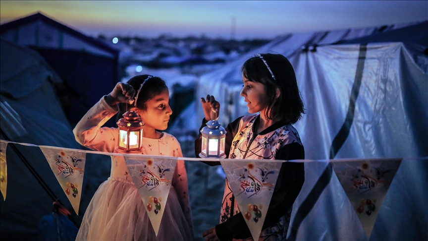 فرضت الحرب واقعًا جديدًا على أطفال غزة اضطرهم للاحتفال بشهر رمضان في أماكن نزوحهم..