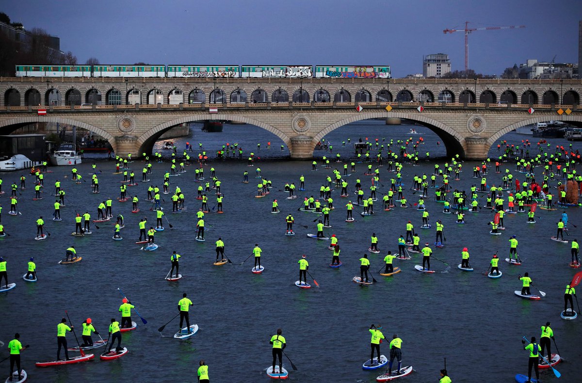 بالفيديو .. السترات الصفراء تغزو نهر السين في باريس