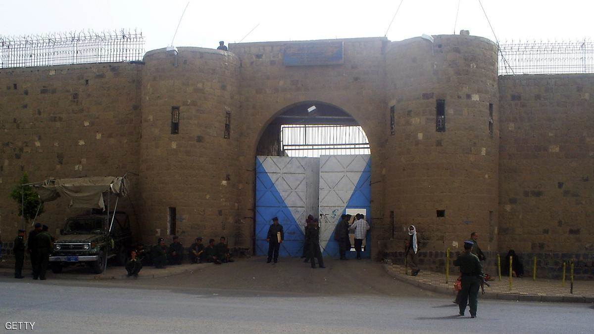 الحوثيون يدلّلون عناصر القاعدة المعتقلين في سجون صنعاء.. لماذا؟