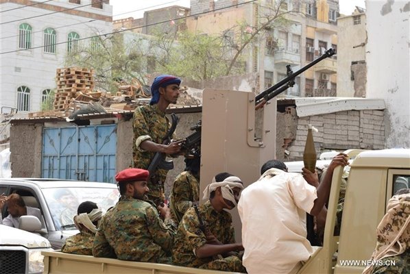 المجلس الانتقالي والحوثيين .. وجهين لجريمة واحدة (صورة)