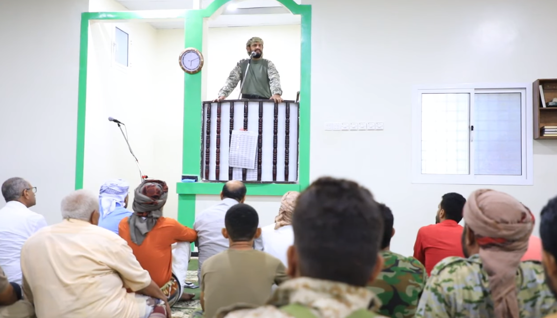 هاني بن بريك يسخر من طيران التحالف ويستدل بصمود الحوثيين (فيديو)