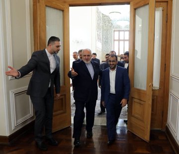 ابتسامات ماكرة خلال لقاء جمع "ناطق الحوثيين" مع وزير الخارجية الإيراني (صور)