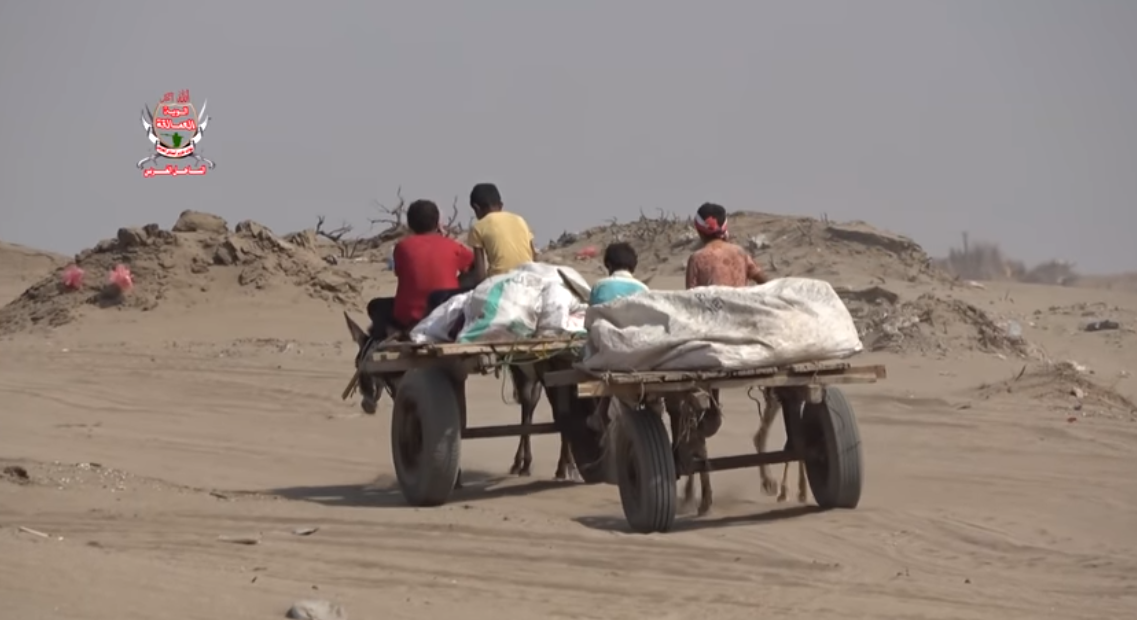 قذائف الحوثيين تدفع عشرات الأسر إلى النزوح في الحديدة (فيديو)
