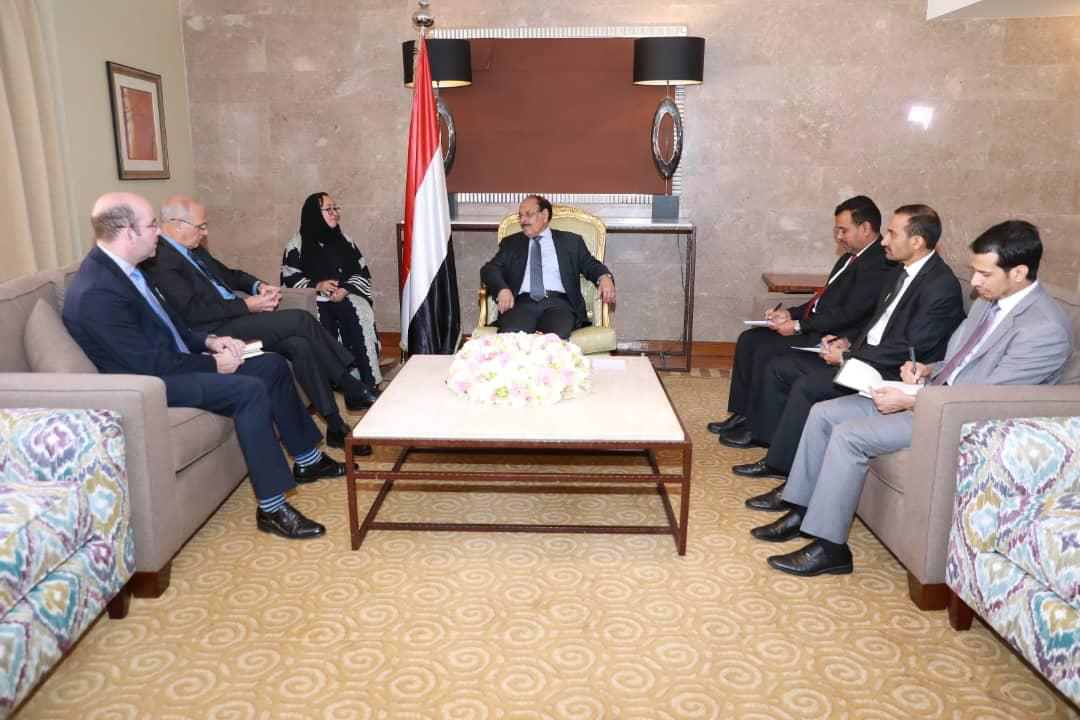 نائب الرئيس يلتقي السفير البريطاني لدى اليمن