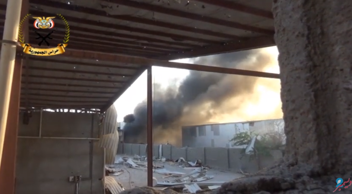 بالفيديو .. حريق يلتهم مركز تجاري بسبب قصف الحوثيين