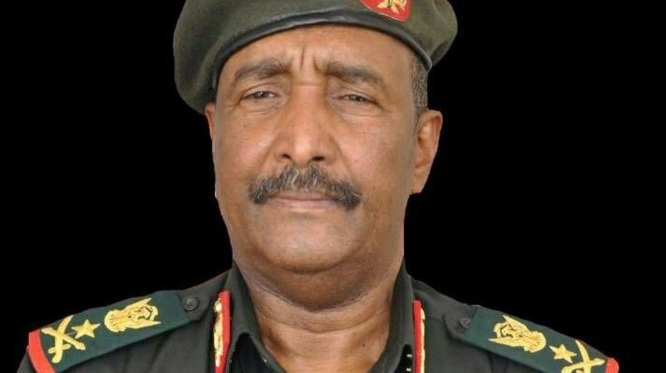تعرف على رئيس المجلس العسكري السوداني الذي أشرف على القوات السودانية في اليمن