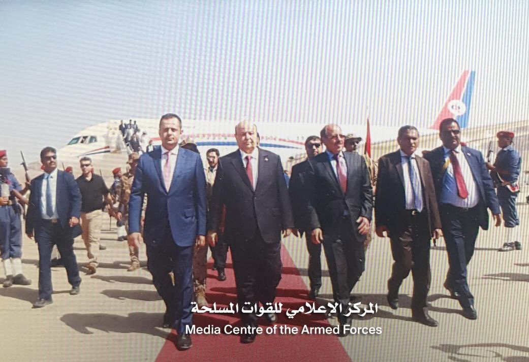 أول صورة للرئيس هادي ونائبه علي محسن بعد وصولهما لأول مرة إلى سيئون