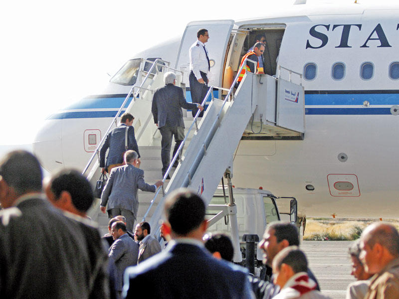 لماذا وفرت الكويت طائرة خاصة لوفد الحوثيين إلى السويد
