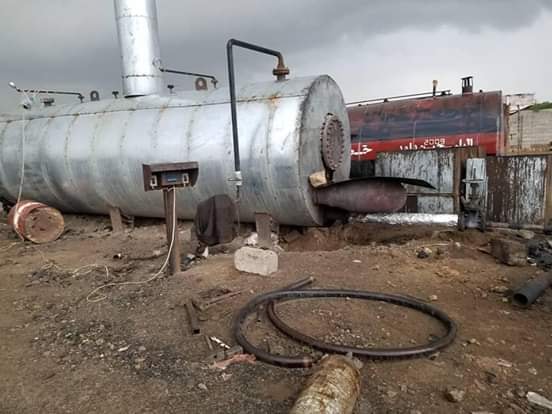 النفط الخام من الشرعية.. تاجر حوثي ينشئ مصفاة لتكرير النفط في صنعاء (صور)