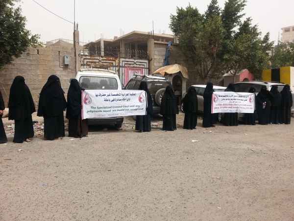 أمهات المختطفين: الحوثيون يمارسون التعذيب بحق الصحفيين المختطفين 