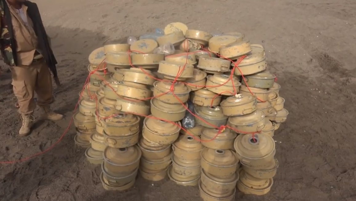 الفرق الهندسية التابعة للقوات المشتركة تتلف 600 لغم وعبوة ناسفة زرعها الحوثيون بالحديدة (فيديو)