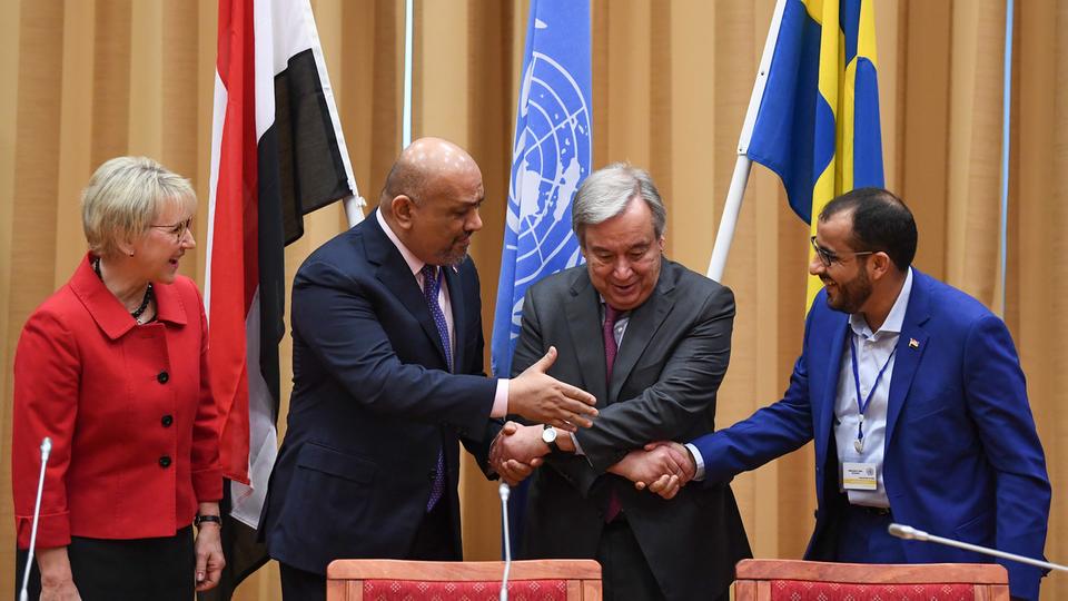 الحكومة والحوثيين يحددون موعد تنفيذ قرار وقف إطلاق النار في الحديدة