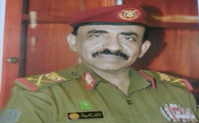 الفريق علي محسن يعزي في وفاة اللواء الركن عبدالقادر العمودي