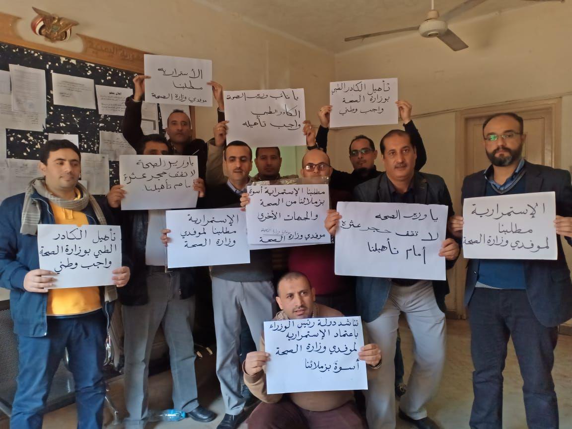 دكاترة يمنيون في مصر يناشدون الرئيس هادي رفع معاناتهم 