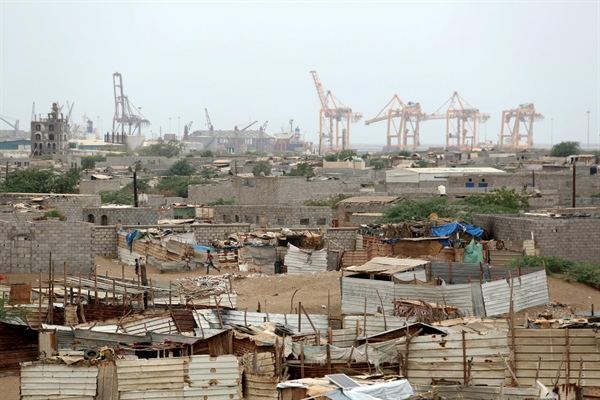 مليشيا الحوثي تمنع 4 سفن من دخول ميناء الحديدة