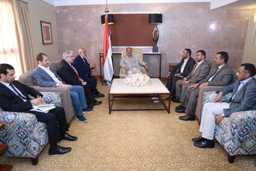 محسن يلتقي أعضاء الفريق الحكومي في لجنة اعادة الانتشار في الحديدة