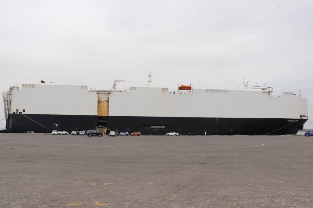 باخرة عملاقة ترسو في ميناء عدن وتفرغ أكثر من 2400 سيارة