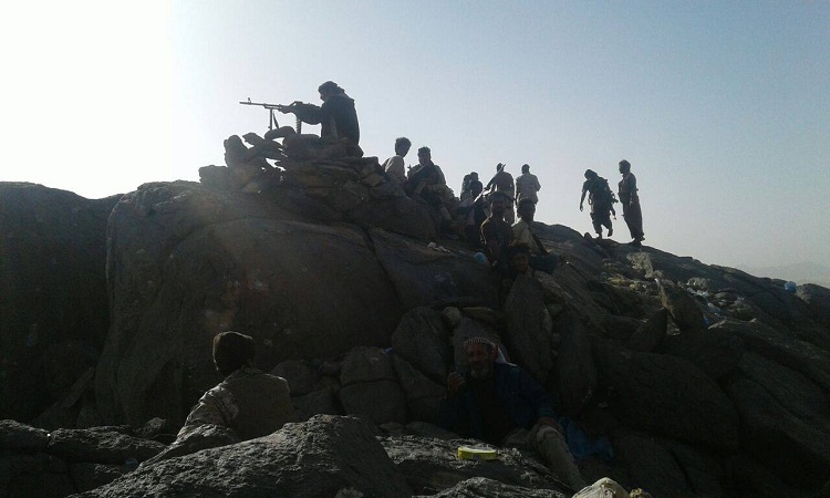 مدفعية الجيش تدك مواقع الحوثيين جنوبي الجوف 