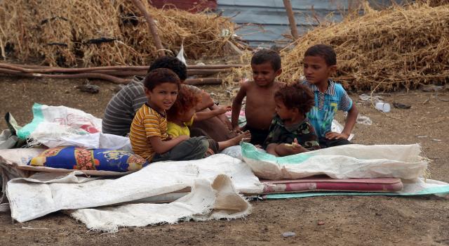 بالفيديو .. نزوح عشرات الأسر فرارا من قصف الحوثيين بالحديدة