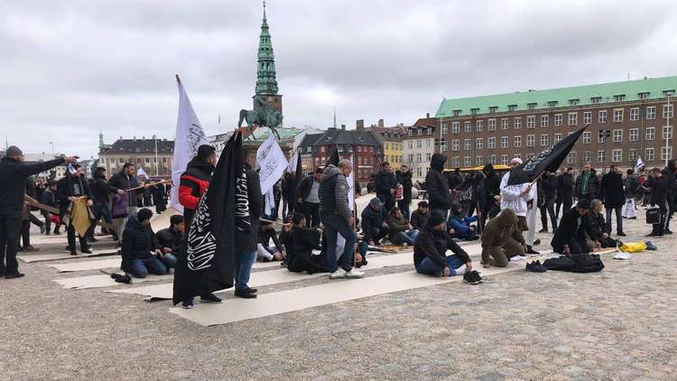 زعيم حزب يميني دنماركي يحرق نسخا من القرآن الكريم أمام مصلين