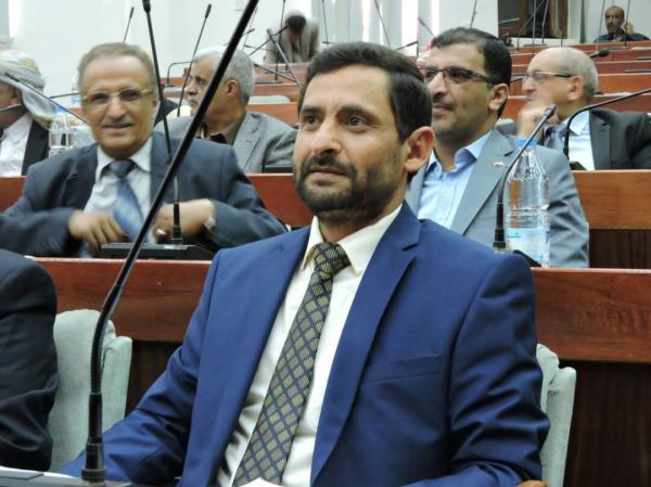 برلماني حوثي يكشف عن قيام جماعته بزراعة الألغام في جامعة الحديدة (فيديو)