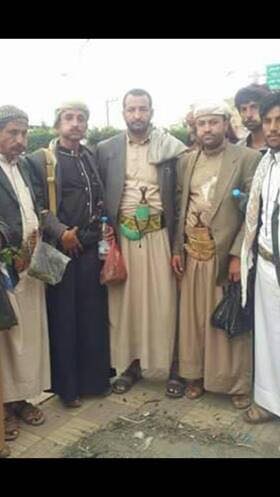 صورة القيادي الحوثي يتوسط مرافقيه
