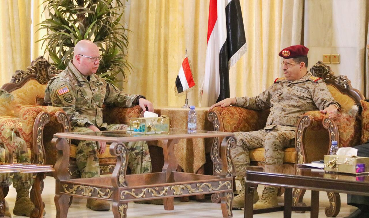 المقدشي يلتقي الملحق العسكري الأمريكي لدى اليمن ويبحثان جهود مكافحة الإرهاب