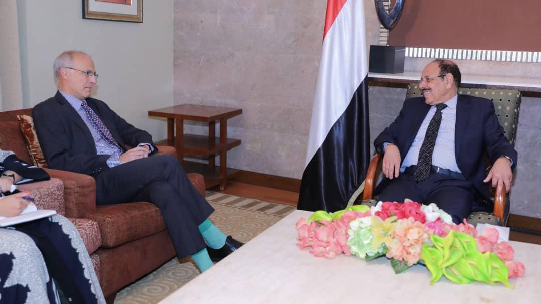  نائب الرئيس يلتقي السفير البريطاني لدى اليمن