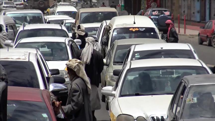 موظفون يلجأون للتسوّل في شوارع صنعاء