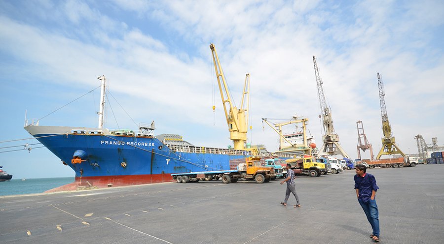 الحكومة توضح حقيقة انسحاب الحوثيين من ميناء الحديدة