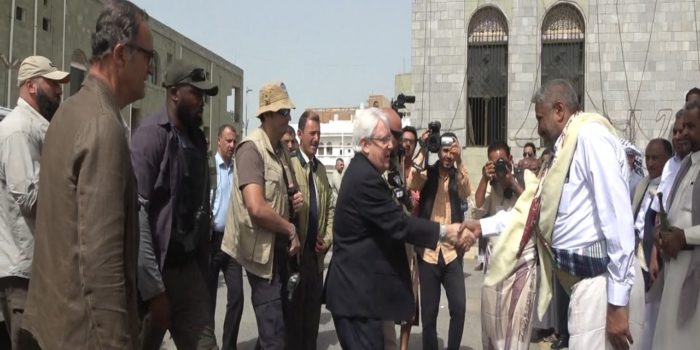 الحكومة تتهم الحوثيين بمهاجمة فرق الأمم المتحدة ومنع وصولها إلى مطاحن البحر الأحمر
